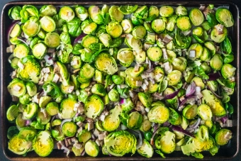 Rosenkohl mit Zwiebeln aus dem Backofen