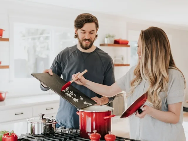 Zwei Menschen kochen gemeinsam