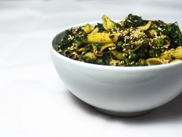 Nudeln mit Grünkohl und Sesam